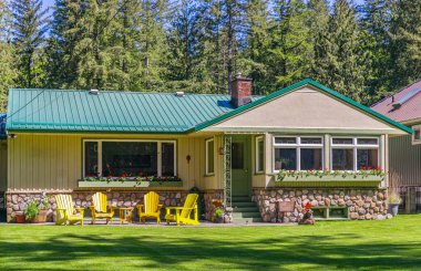Vancouver, Kanada 'da lüks bir ev. Güneşli bir günde verandası olan lüks bir ev. Seçici odaklanma, kimse.