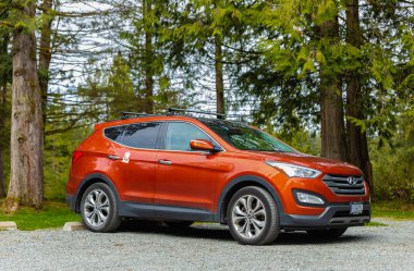 Hyundai SUV arabası güzel bir yaz parkında. Seyahat fotoğrafı, hiç kimse, seçici odak noktası 24 Nisan 2022-Vancouver BC, Kanada