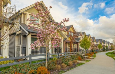 BC, Kanada 'da modern binalar. Kanada modern konut mimarisi - 4 Mart 2022-Vancouver BC, Kanada. Hiç kimse, sokak fotoğrafı.