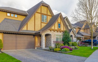 Vancouver, Kanada 'da lüks bir ev. Güneşli bir günde verandası olan lüks bir ev. Seçici odaklanma, kimse.