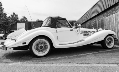 Lüks Mercedes-Benz, yakın çekim detayları, siyah-beyaz, The Old Show. Caddeye park edilmiş klasik Mercedes Benz arabası. Seyahat fotoğrafı, seçici odak, hiç kimse-25 Mayıs 2022-Langley BC Kanada