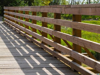 Pedestrian Tahta Köprüsü. Spring Park 'ta, BC Kanada nehrinde. Sokak manzarası, seyahat fotoğrafı, soyut, hiç kimse
