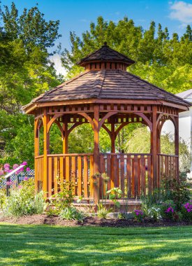 Güzel yeşil bir bahçedeki ahşap pergola. Sokak fotoğrafı, hiç kimse, seçici odak