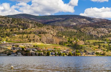 Okanagan Gölü, Batı Kelowna İngiliz Kolombiya Bölgesi Lakefront Bölümü. Arkasında dağlar olan Okanagan Gölü 'nü çevreleyen Kelowna' nın yaz manzarası. Seyahat fotoğrafı, kimse yok.