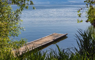 Güzel bir yaz sabahı, Okanagan Gölü, Kanada 'da sakin bir göl kıyısındaki ahşap iskele. Seyahat fotoğrafı, hiç kimse, metin için alanı kopyala