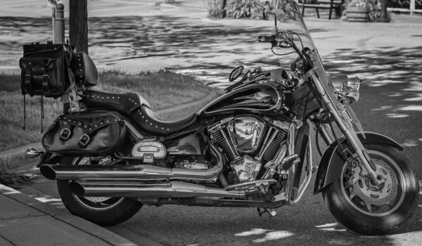 거리에서 가와사키 오토바이의 사진을 찍었습니다 빈티지 스타일의 모노크롬 자전거 엔진의 — 스톡 사진