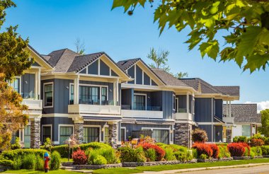 BC, Kanada 'da modern binalar. Kanada modern konut mimarisi, düşük katlı Vancouver BC, Kanada. Hiç kimse, sokak fotoğrafı.