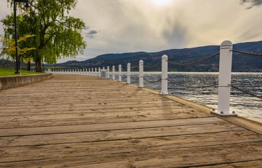 Kelowna Boardwalk, Kanada. M.Ö. Kelowna 'daki Okanagan Gölü kıyısı boyunca gezinti. Yaz etkinliği, tatil. Sokak görüntüsü, seyahat fotoğrafı, hiç kimse, metin için alanı kopyala