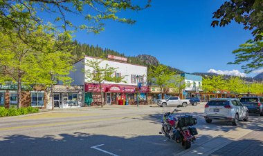 Peachland BC, Kanada yaz tatili için turistik bir yer. Şehirdeki ana göl yolu sokak manzaralı. Centennial Yolu 1909-2009. Seyahat fotoğrafı, hiç kimse, seçici odak