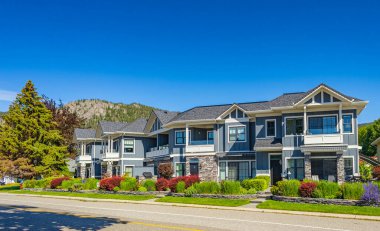 BC, Kanada 'da modern binalar. Kanada modern konut mimarisi, düşük katlı Kelowna BC, Kanada. Hiç kimse, sokak fotoğrafı.