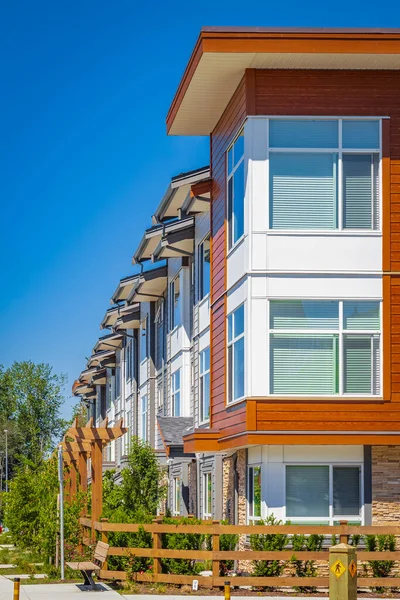 Vancouver BC 'deki yeni modern apartman binaları. Kanada modern konut mimarisi. Güneşli yaz gününde modern apartmanın mimari detayları. Hiç kimse, sokak fotoğrafı - 24 Haziran 2022