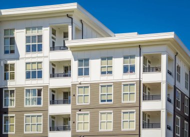 Vancouver BC 'deki yeni modern apartman binaları. Kanada modern konut mimarisi. Hiç kimse, sokak fotoğrafı - 24 Haziran 2022-Vancouver BC Kanada