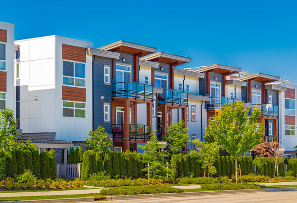 Новые современные жилые дома в Ванкувере до н.э. Современная жилая архитектура Канады. Никто, улица фото-24 июня 2022-Ванкувер BC Канада