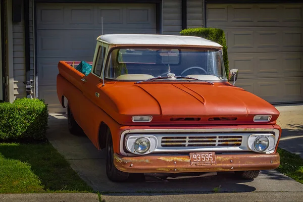 Retro Pick Kuorma Aurinkoisena Kesäpäivänä Oranssi Chevrolet C10 Pick Kuorma — kuvapankkivalokuva