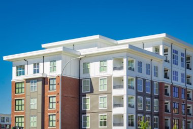 Vancouver BC 'deki yeni modern apartman binaları. Kanada modern konut mimarisi. Hiç kimse, sokak fotoğrafı - 24 Haziran 2022-Vancouver BC Kanada