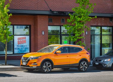 Popüler yeni bir off-road otomobil kavşağı caddeye park edilmiş. Turuncu metalik Japon SUV Nissan X-Trail, 4x4 tüm tekerlek-Haziran 24-2022-Vancouver BC Kanada-Sokak fotoğrafı, hiç kimse, seçici odaklı