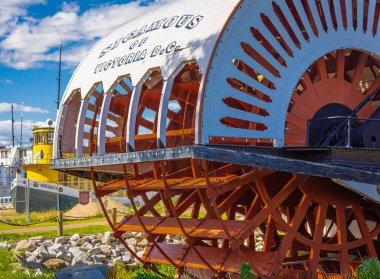 Buharlı gemi Red Paddle Wheel. Kanada 'nın Penticton kentindeki Sternwheeler SS Sicamous Heritage Park Okanagan Gölü' nde bulunan kırmızı çarklı tekerin kapatılması. Seyahat fotoğrafı, hiç kimse-6 Haziran 2022