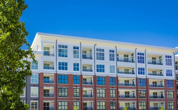 Vancouver BC 'deki yeni modern apartman binaları. Kanada modern konut mimarisi. Hiç kimse, sokak fotoğrafı - 24 Haziran 2022-Vancouver BC Kanada
