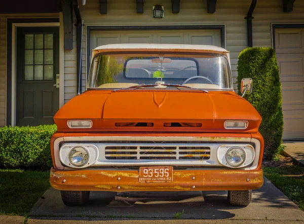 Ретро Пикап Солнечный Летний День Оранжевый Пикап Chevrolet C10 Винтажный — стоковое фото