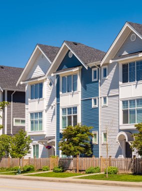 Vancouver BC 'deki yeni modern apartman binaları. Kanada modern konut mimarisi. Güneşli yaz gününde modern apartmanın mimari detayları. Hiç kimse, sokak fotoğrafı - 24 Haziran 2022