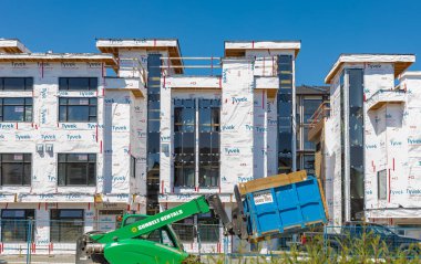 Vancouver BC 'deki Yeni Modern Apartman Binaları soyutlaması. Kanada modern konut mimarisi. Hiç kimse, sokak fotoğrafı - 24 Haziran 2022-Vancouver BC Kanada