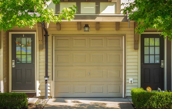 Garage Doors Parking Area Townhouses Garage Residential Area Green Trees — Stock Photo, Image