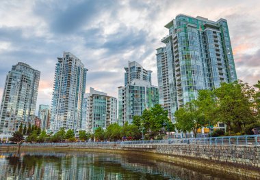 Vancouver 'ın güzel manzarası, BC Kanada' da günbatımında limanlı. Harbourfont günbatımı suya yansıyor. Seyahat fotoğrafı, sokak görüntüsü, metin için kopyalama alanı, editör - 7 Temmuz 2022