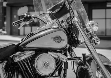 Motosiklete yakın çekim. Havalı Harley. Harley Davidson motosikleti siyah beyaz. Hiç kimse, sokak fotoğrafı, seçici odak, editör - 24 Haziran 2022-Vancouver BC Kanada