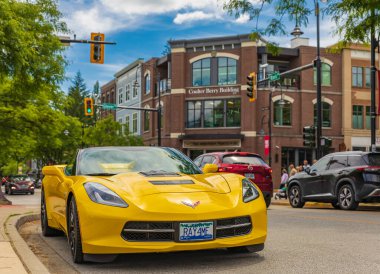 Sarı Chevrolet Corvette caddede. Amerikan spor arabası Chevrolet Corvette şehir merkezinde 5 Temmuz 2022-Langley BC Kanada Caddesi fotoğrafı, seçici odak, editoryal