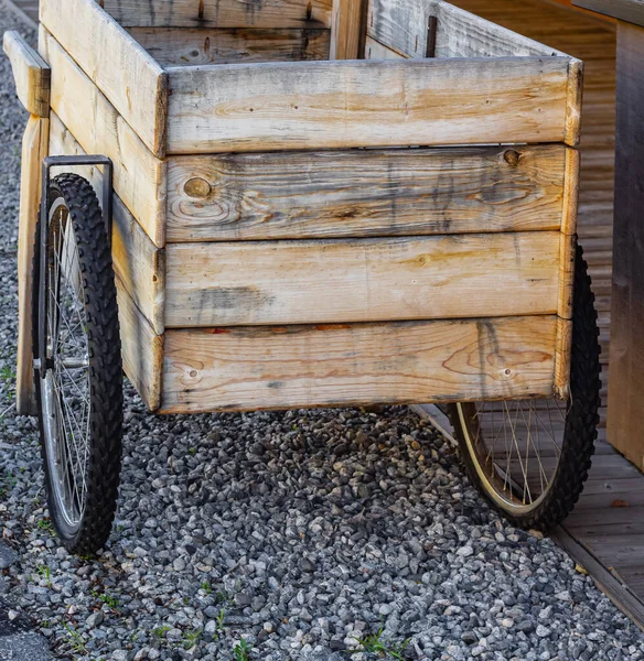 Ein Oldtimer Holzwagen Auf Einer Straße Ein Hölzerner Kastenwagen Mit — Stockfoto