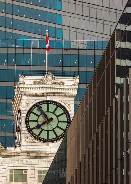 Torre Relógio Mission Impossible Com Bandeira Canadense Acenando Vista Topo — Fotografia de Stock
