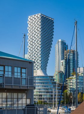 Vancouver House gökdelen merkezi, M.Ö. Vancouver şehir merkezinde modern mimari. BÜYÜK 'ten çarpık kule. Sokak fotoğrafı, seyahat fotoğrafı, insan yok, konsept fotoğraf modern mimari. 29 Temmuz 2021