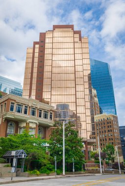 Vancouver British Columbia, Kanada 'daki Modern Apartman Binaları. Vancouver şehir merkezinin 10 Temmuz 2022 tarihli sokak manzarası. Seyahat fotoğrafı, seçici odak