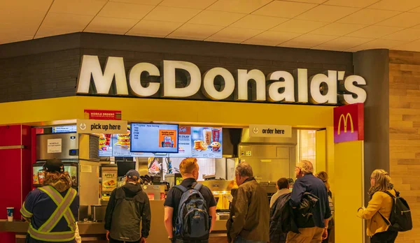 Interior Mcdonald Restaurant Mcdonald World Largest Chain Hamburger Fast Food — Stockfoto