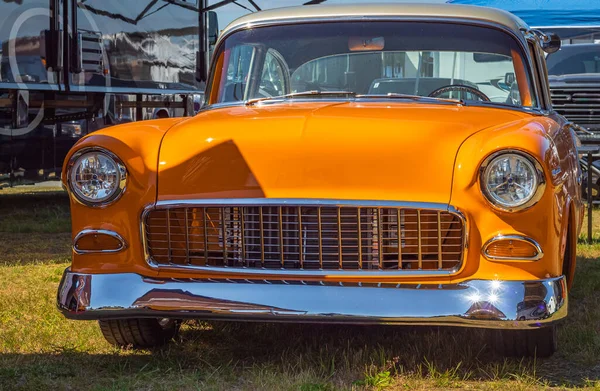 Narancssárga Amerikai Chevrolet Bel Air Kabrió Klasszikus Autó Parkolt Szabadtéri — Stock Fotó