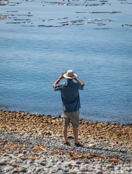 Man Enjoying Beach Summer Day Vacation Man Hat Doing Photos — Photo