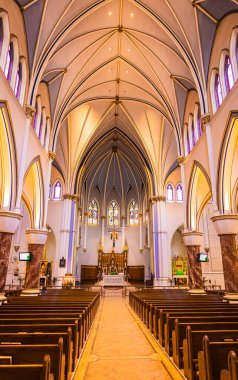 Kutsal Tespih Katedrali, Vancouver, Kanada şehir merkezi. Kutsal Tespih Katedrali 'nin içi çok güzeldir. Katolik Kilisesi 'ndeki karargah ve sunak 10 Temmuz 2022-Seyahat fotoğrafı