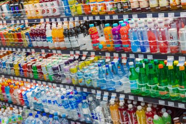 Çeşitli meşrubatlar, marketteki soğutucu rafında su satılıyor. Soda çeşitleri, marketteki raflarda meyve suyu. İçecek sanayii - 19 Temmuz 2022 - Victoria Kanada