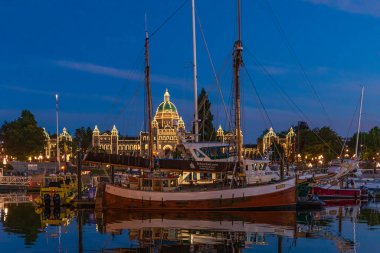 Victoria, British Columbia, Kanada. Victoria Limanı 'nda yatlar ve tarihi binalar. Işıklı güzel bir gecede. Inner Harbour, Eko-Tur ile Popüler Turizm Merkezi - 19 Temmuz 2022