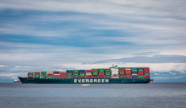 Kanada-18 Temmuz 2022 'de Vancouver Adası Nanaimo limanına yük dolu Evergreen konteyner gemisi yanaştı. Seyahat fotoğrafı, nakliye endüstrisi, hiç kimse, metin için alanı kopyala