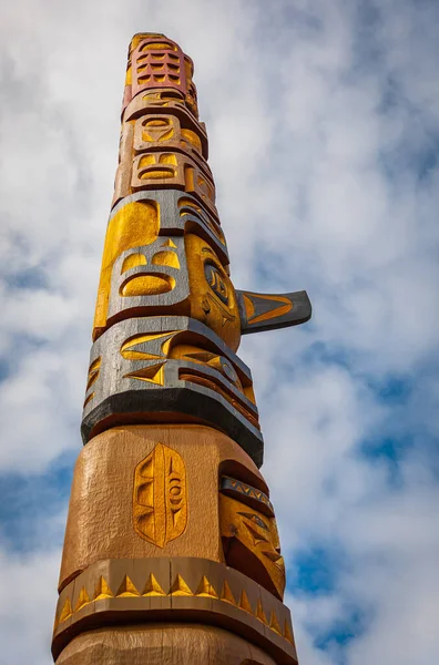 Isolated Totem Wood Pole Blue Sky Background Indian Totem Poles — Foto Stock