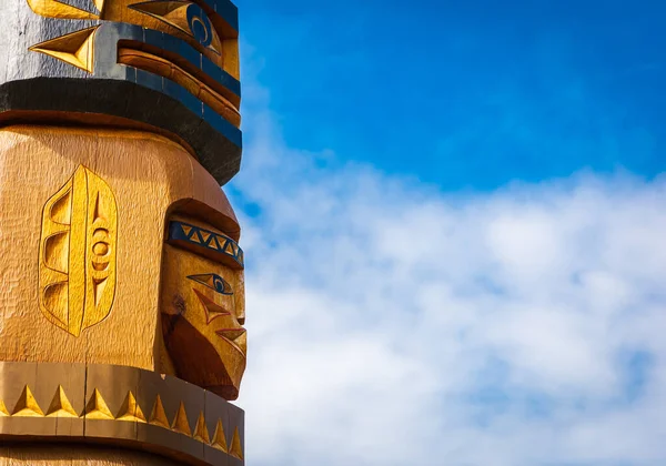 Isolated Totem Wood Pole Blue Sky Background Indian Totem Poles — Foto Stock