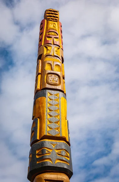 Isolated Totem Wood Pole Blue Sky Background Indian Totem Poles — Foto Stock