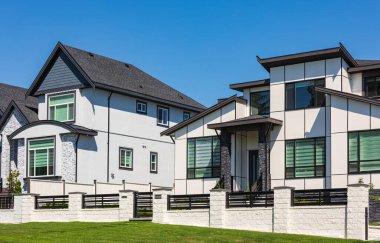Vancouver, Kanada 'daki lüks modern ev. Güneşli bir yaz gününde verandası olan büyük lüks bir ev. Seçici odaklanma, kimse.
