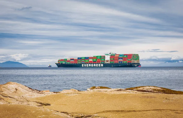 Evergreen Container Ship Full Cargo Docked Port Vancouver Island Nanaimo — 图库照片