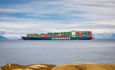 Kanada-18 Temmuz 2022 'de Vancouver Adası Nanaimo limanına yük dolu Evergreen konteyner gemisi yanaştı. Seyahat fotoğrafı, nakliye endüstrisi, hiç kimse, metin için alanı kopyala