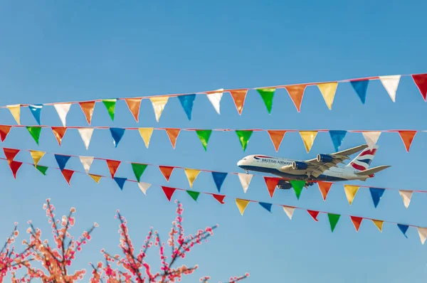 Party Flags Colorful Celebrate British Airways Plane Flying Blue Sky — Foto de Stock