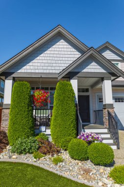 Vancouver, Kanada 'daki lüks modern ev. Güneşli bir yaz gününde verandası olan büyük lüks bir ev. Seçici odaklanma, kimse.