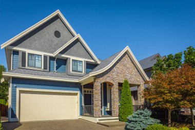 Vancouver, Kanada 'daki lüks modern ev. Güneşli bir yaz gününde verandası olan büyük lüks bir ev. Seçici odaklanma, kimse.