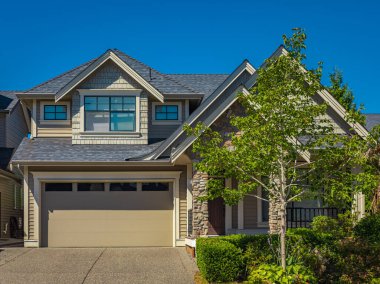 Vancouver, Kanada 'daki lüks modern ev. Güneşli bir yaz gününde verandası olan büyük lüks bir ev. Seçici odaklanma, kimse.